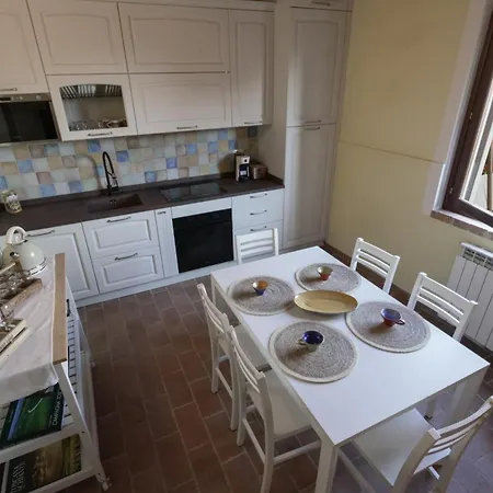 Charming House - Parking Included 아파트